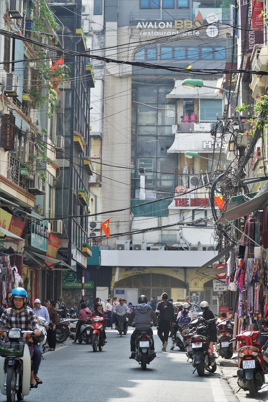 Một góc phố Đinh Liệt được giới trẻ ví như Hongkong tráng lệ mà cổ kính. (Ảnh: Minh Hiếu/Vietnam+)