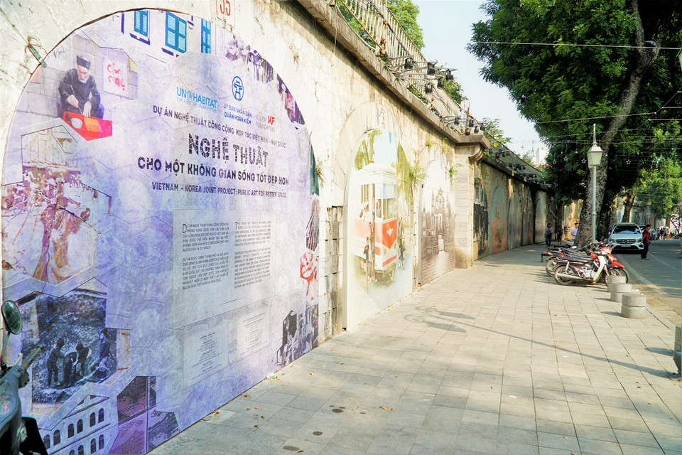 Đoạn đường Bích họa phố Phùng Hưng tuy mới xuất hiện vài năm gần đây nhưng cũng thu hút nhiều khách du lịch trong và ngoài nước. (Ảnh: Minh Hiếu/Vietnam+)