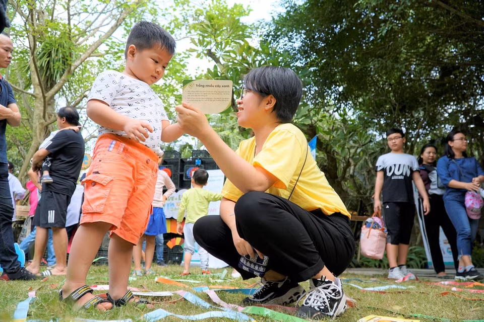 Các bé sẽ được tham gia các hoạt động vui chơi như Bảng màu kỳ thú, Thử tài nhanh mắt hay Nghịch ngơm với gỗ,... (Ảnh: Vietnam+)