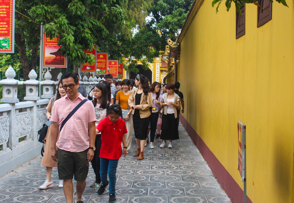 Trải qua bao cuộc bể dâu, Trấn Quốc ngày nay vẫn luôn là một trong những ngôi chùa thiêng liêng bậc nhất đối với Phật tử Việt Nam và cũng là một danh lam thắng cảnh hấp dẫn các khách du lịch cả trong và ngoài nước. (Ảnh: Lê Hoàng - Lương Mạnh/Vietnam+)