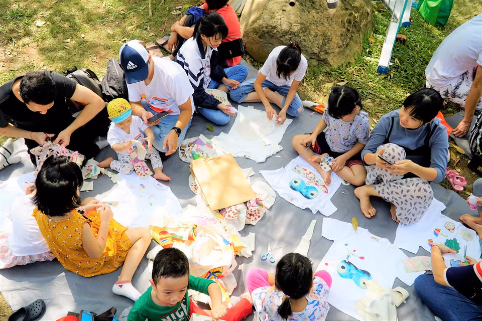 KHOE Creative Festival 2019 là một tổ hợp vui chơi-triển lãm nghệ thuật-mua sắm "xanh" dành cho gia đình và trẻ em, với hơn 20 hoạt động sáng tạo độc đáo, dành cho nhiều lứa tuổi như: chơi với thiên nhiên, đổi đồ cũ, tái chế vải, khu vực sáng tạo với chai lọ nhựa đã qua sử dụng, giấy báo cũ, thùng carton, khu vực trải nghiệm các hoạt động nghệ thuật,... (Ảnh: Minh Hiếu/Vietnam+)
