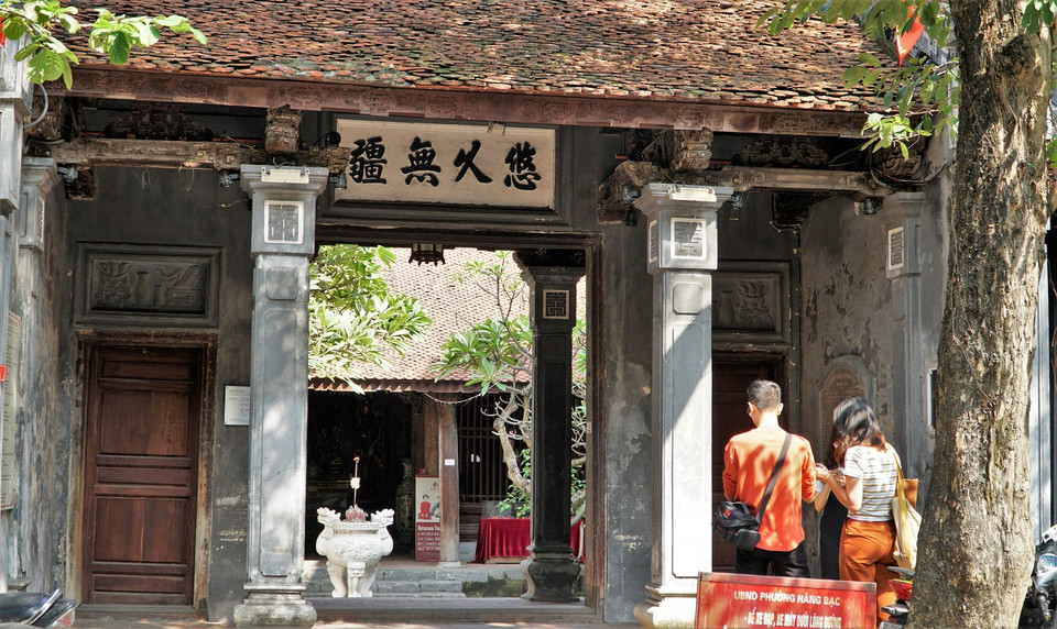 Đình Kim Ngân (phố Hàng Bạc) được xây dựng từ thời Hậu Lê, thờ ông tổ bách nghệ (tổ trăm nghề) Hiên Viên. Đây cũng là nơi thường xuyên diễn ra các hoạt động văn hóa di sản tại Hà Nội. (Ảnh: Minh Hiếu/Vietnam+)