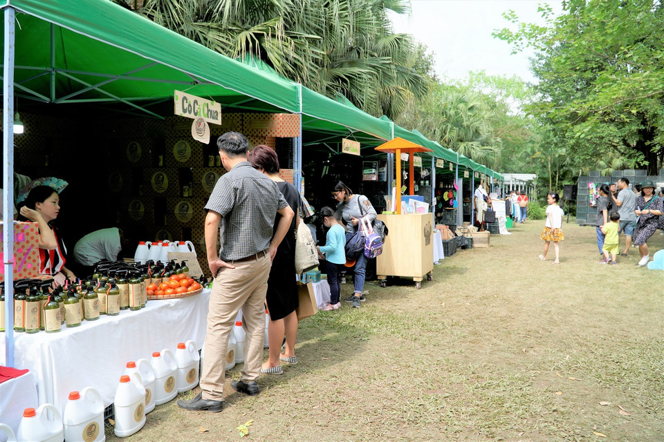 Nằm trong khuôn khổ của sự kiện là hơn 20 gian hàng "xanh", giới thiệu, kinh doanh &amp; phân phối các sản phẩm tiêu dùng hữu cơ, các sản phẩm thân thiện với môi trường. (Ảnh:Vietnam+) 