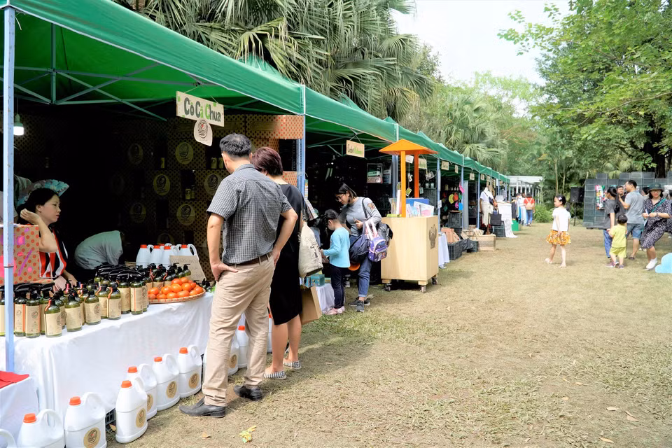 Nằm trong khuôn khổ của sự kiện là hơn 20 gian hàng "xanh", giới thiệu, kinh doanh &amp; phân phối các sản phẩm tiêu dùng hữu cơ, các sản phẩm thân thiện với môi trường. (Ảnh:Vietnam+) 