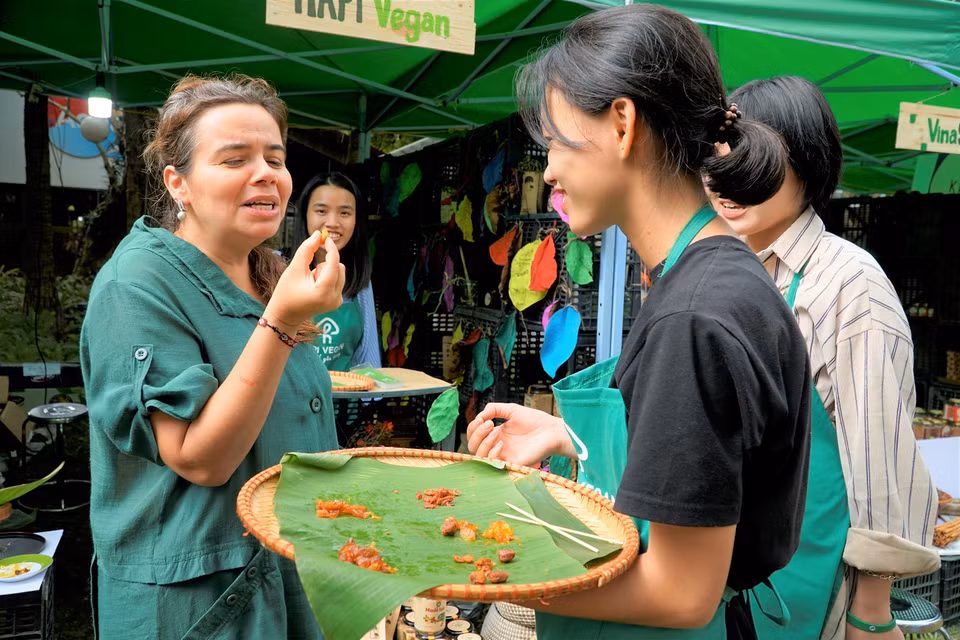 Sự kiện cũng thu hút nhiều vị khách nước ngoài đến thăm quan và trải nghiệm. (Ảnh: Minh Hiếu/Vietnam+)