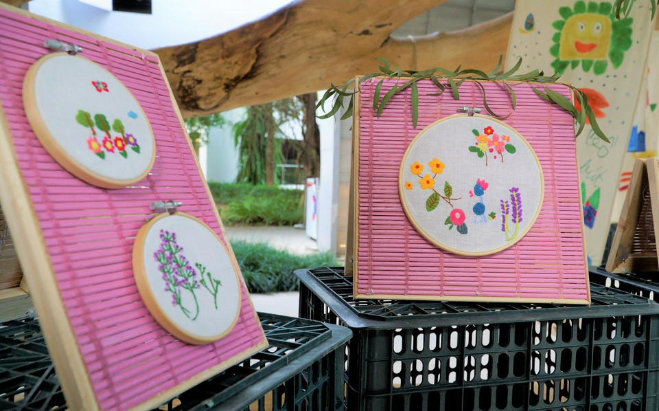 Những sản phẩm được bán ra từ sự kiện được quyên góp gây quỹ thành lập Xưởng đào tạo và hướng nghiệp dành cho trẻ tự kỷ Tòhe Fun, ngoài ra sẽ trích 5% để trả cho những tác giả. (Ảnh: Minh Hiếu/Vietnam+)