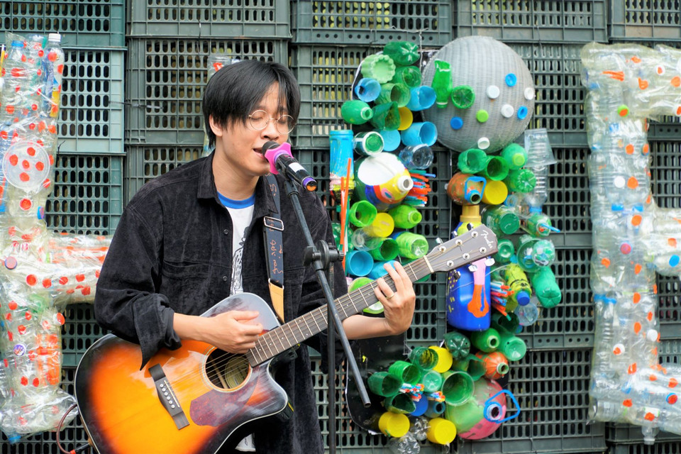 Nghệ sĩ Thắng (Ngọt Band) cũng góp mặt tại sự kiện lần này. (Ảnh: Minh Hiếu/Vietnam+)h