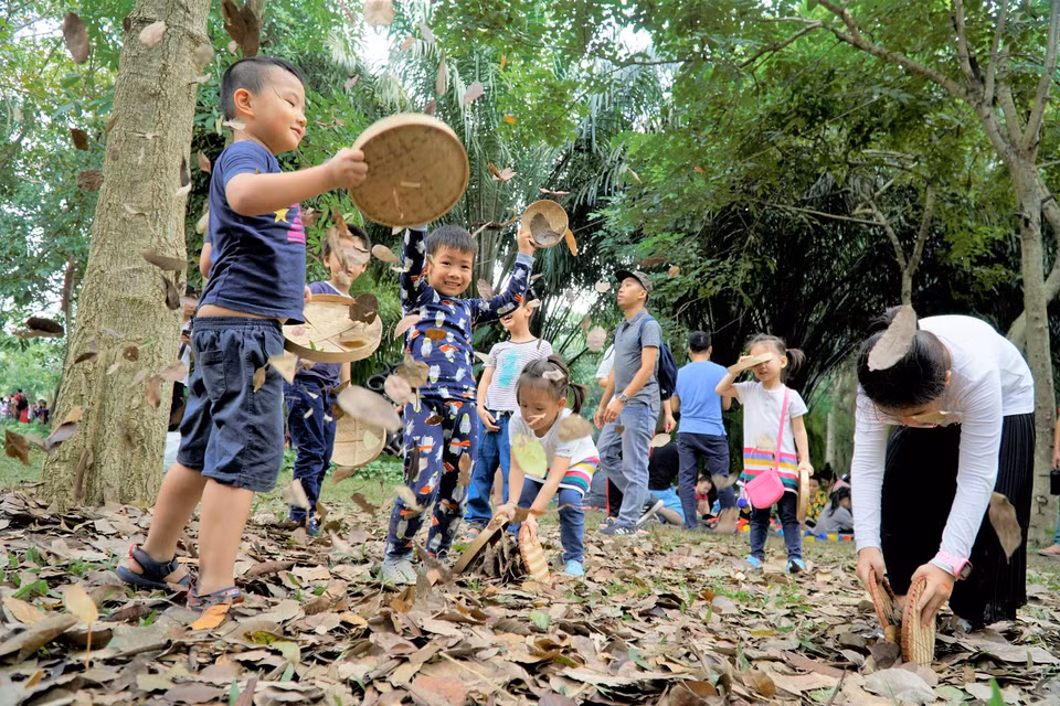 Các em nhỏ đang hòa mình vào trò chơi " Cơn lốc lá vàng." (Ảnh: Minh Hiếu/Vietnam+)