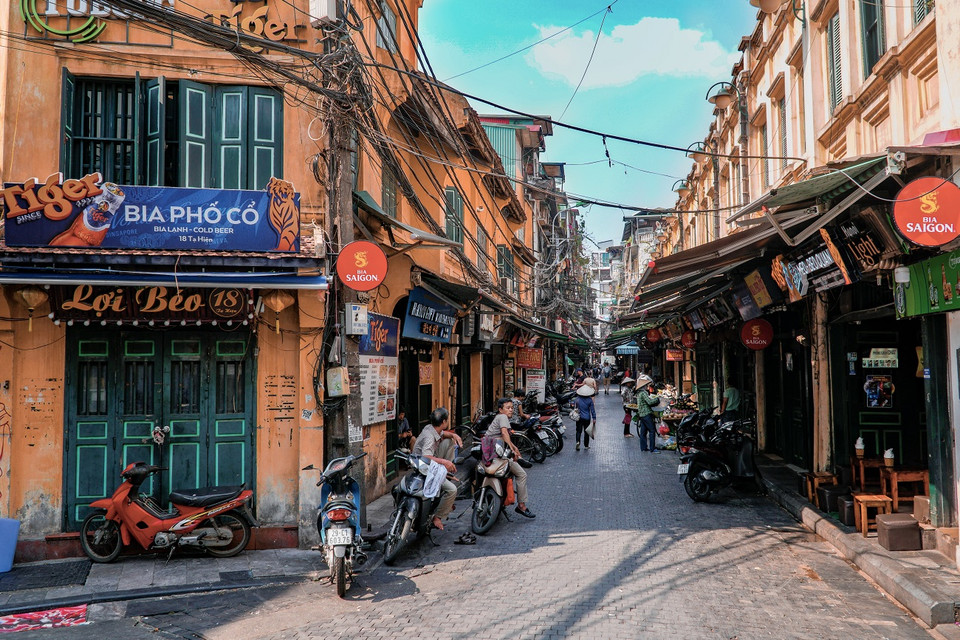 Phố cổ Tạ Hiện không còn xa lạ gì với người dân Thủ Đô. Đây là địa điểm hay lui tới của khách du lịch nước ngoài bởi sự cổ kính và thú vị của nó. (Ảnh: Minh Hiếu/Vietnam+)