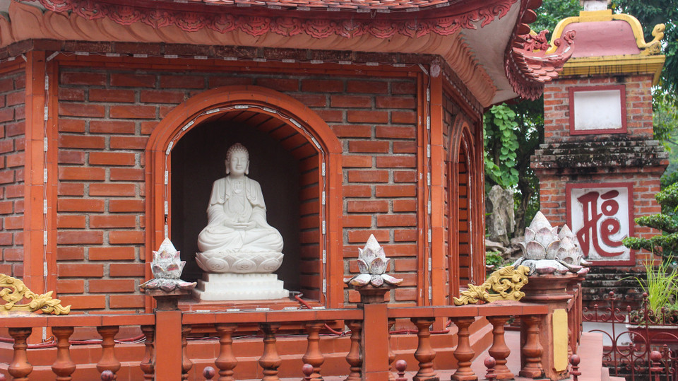 Mỗi tầng bảo tháp đều được tôn trí bởi các pho tượng đức Phật A Di Đà, chỉ tính riêng số tượng phật tại tòa tháp này đã lên tới 66 pho. (Ảnh: Lê Hoàng - Lương Mạnh/Vietnam+)