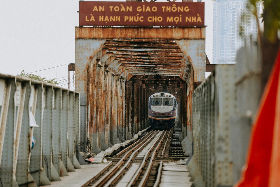 Cầu Long Biên từ lâu đã là địa điểm thu hút các bạn trẻ đến để check-in chụp ảnh. (Ảnh: Minh Sơn/Vietnam+)