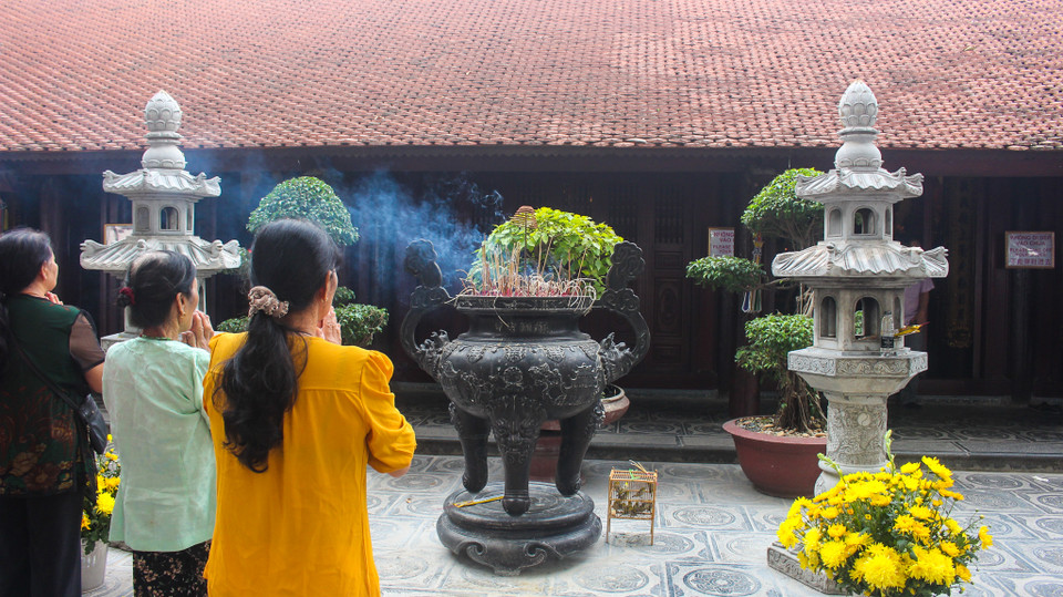 Chùa gồm nhiều lớp nhà với ba ngôi đền chính là Tiền đường, nhà thiêu hương và thượng điện nối thành hình chữ Công. (Ảnh: Lê Hoàng - Lương Mạnh/Vietnam+)