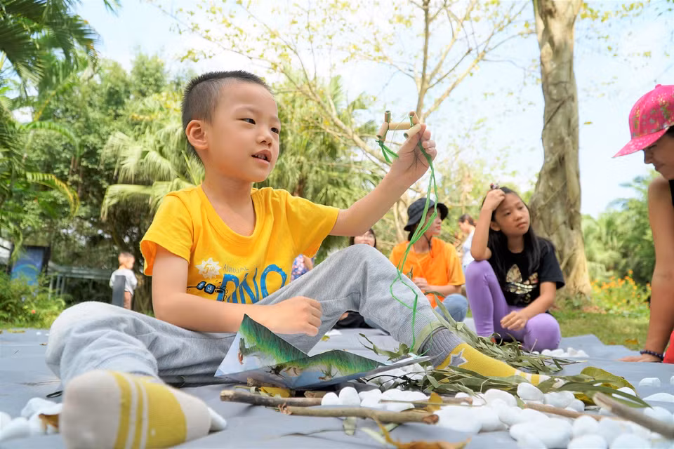 Các em nhỏ rất thích thú tham gia vào những trò chơi thân thiện với môi trường. (Ảnh:Vietnam+)