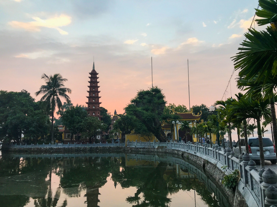 Chùa Trấn Quốc tọa lạc tại phía Đông Hồ Tây, được xem là ngôi chùa cổ nhất Hà Nội với trên 1.500 tuổi, vốn là trung tâm Phật giáo của kinh thành Thăng Long xưa. (Ảnh: Lê Hoàng - Lương Mạnh/Vietnam+)