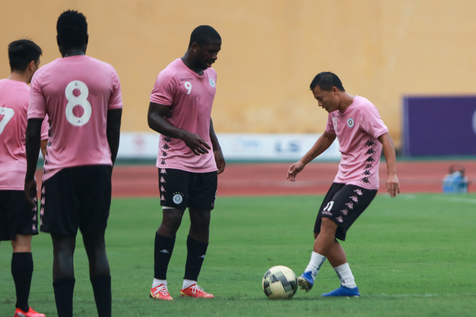 Hiếm khi cầu thủ từng giành 4 Quả bóng vàng Việt Nam thi đấu trọn vẹn 90 phút ở hai mùa giải gần nhất, nhưng Lương luôn là phương án chất lượng và nhân tố quan trọng trong lối chơi của Hà Nội FC. (Ảnh: Hiển Nguyễn/Vietnam+)