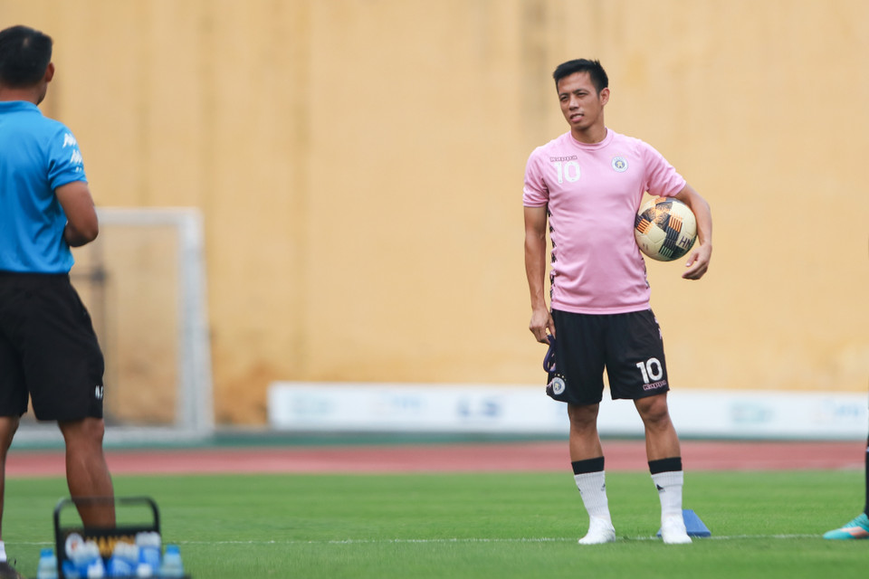 Bên cạnh những cầu thủ trẻ làm tâm điểm của truyền thông như Quang Hải, Văn Hậu, những “lão tướng” cũng thu hút được rất nhiều sự chú ý trong các buổi tập của Hà Nội FC mùa giải này. (Ảnh: Hiển Nguyễn/Vietnam+)