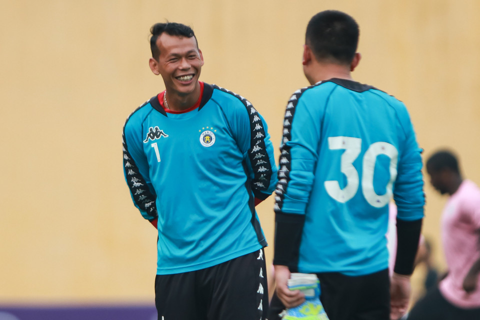 Thủ môn Bùi Tấn Trường cập bến Hà Nội FC chỉ để khỏa lấp vị trí thứ môn thứ hai của đội bóng, nhưng nhanh chóng chiếm suất chính thức và liên tục ra sân ở những trận đầu đã qua. (Ảnh: Hiển Nguyễn/Vietnam+)