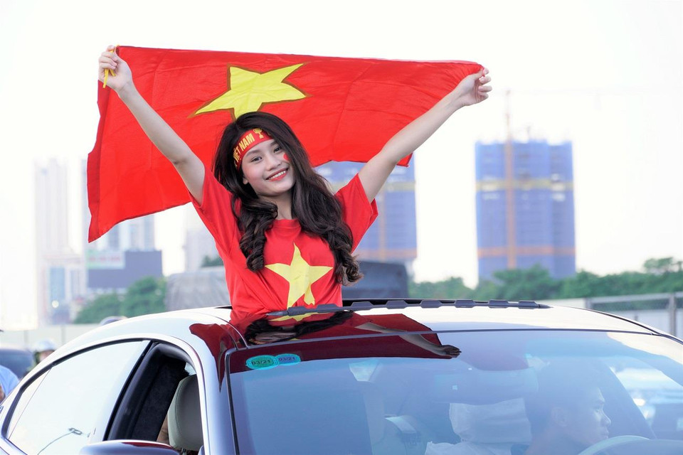 Các ‘bóng hồng’ cũng xuất hiện để tiếp sức tinh thần cho những chàng cầu thủ trẻ. (Ảnh: Minh Hiếu/Vietnam+)