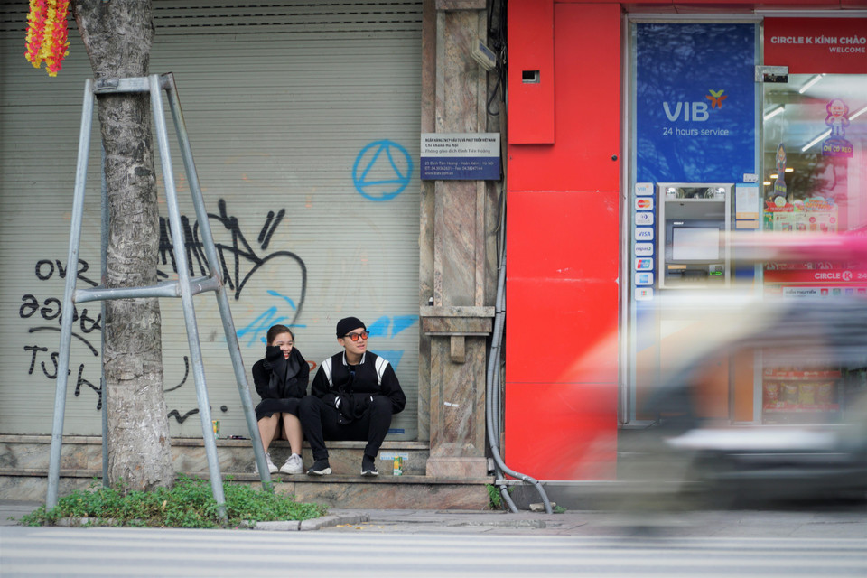 Các bạn trẻ ra đường, tận hưởng thời tiết dễ chịu. (Ảnh: Minh Hiếu/Vietnam+)