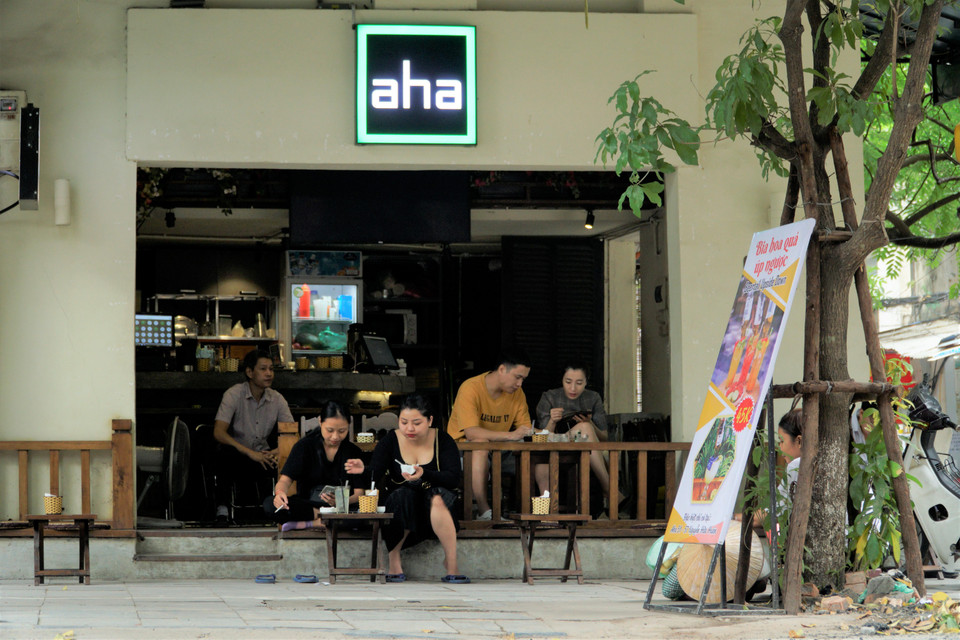 Ngồi nhâm nhi càphê sáng trong thời tiết này là sự lựa chọn của nhiều người. (Ảnh: Minh Hiếu/Vietnam+)