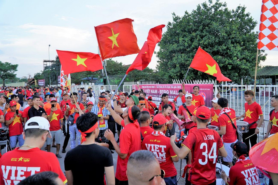 Các cổ động viên đã có mặt từ rất sớm để chuẩn bị cổ vũ cho đội tuyển nước nhà. (Ảnh: Minh Hiếu/Vietnam+)