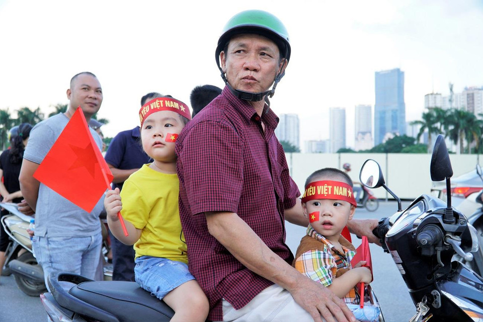 Các cổ động viên nhí được phụ huynh đưa đến để cổ vũ cho đội tuyển ‘trâu vàng’. (Ảnh: Minh Hiếu/Vietnam+)