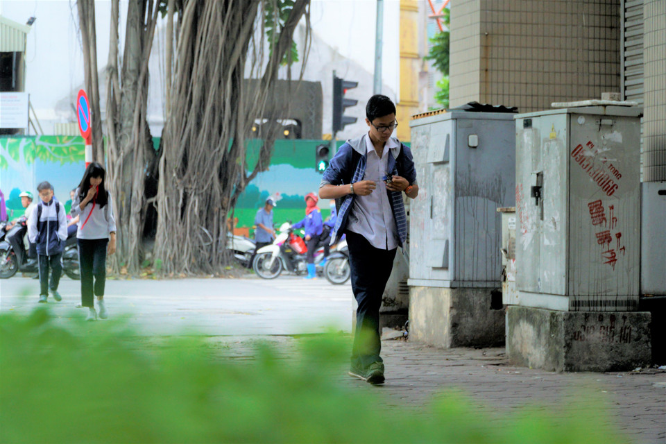 Các bạn học sinh khoác cho mình những chiếc áo gió để đỡ lạnh. (Ảnh: Minh Hiếu/Vietnam+)