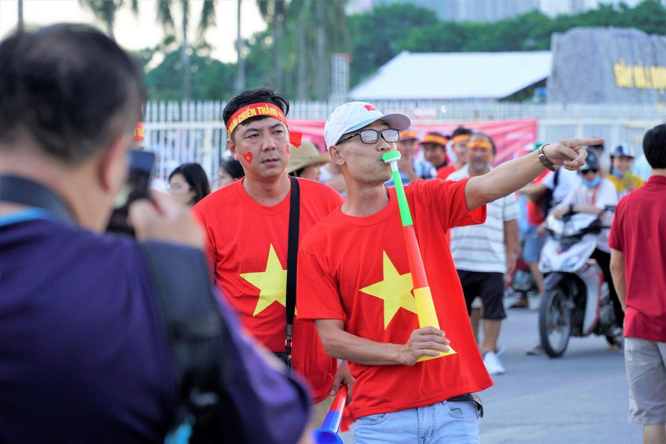 Với tinh thần cổ vũ cuồng nhiệt như vậy, hy vọng những chàng trai trẻ của chúng ta sẽ đem lại niềm vinh quang cho đội tuyển nước nhà. (Ảnh: Minh Hiếu/Vietnam+)