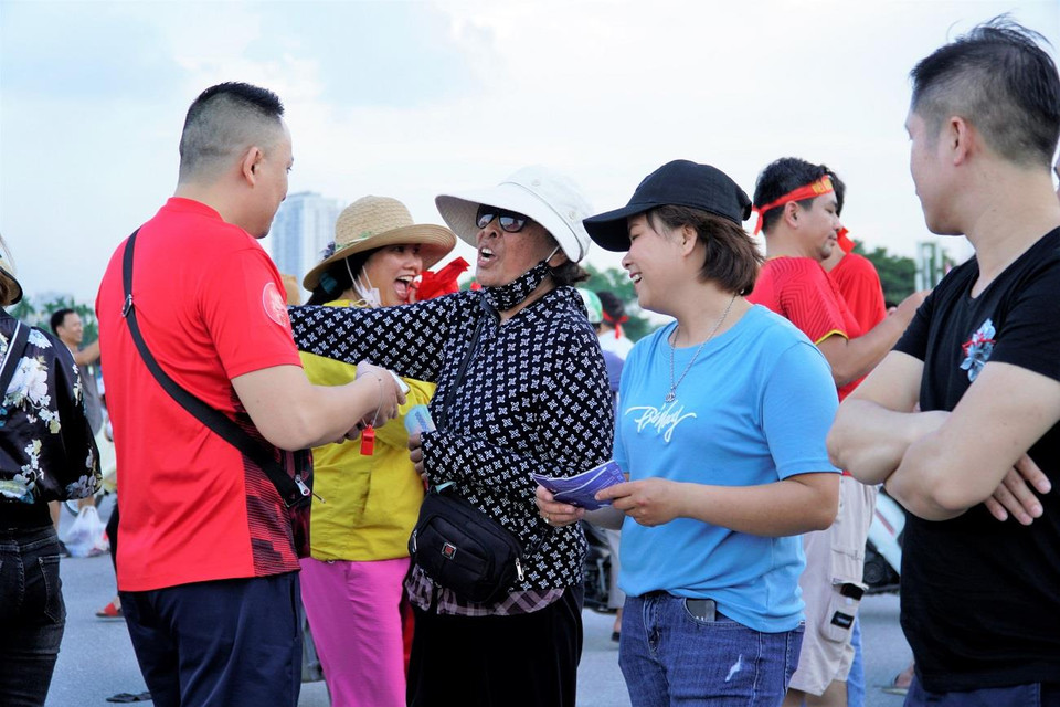 Nhiều người không kịp mua vé đã đến gần sát giờ thi đấu để mua vé ‘chợ đen’. (Ảnh: Minh Hiếu/Vietnam+)