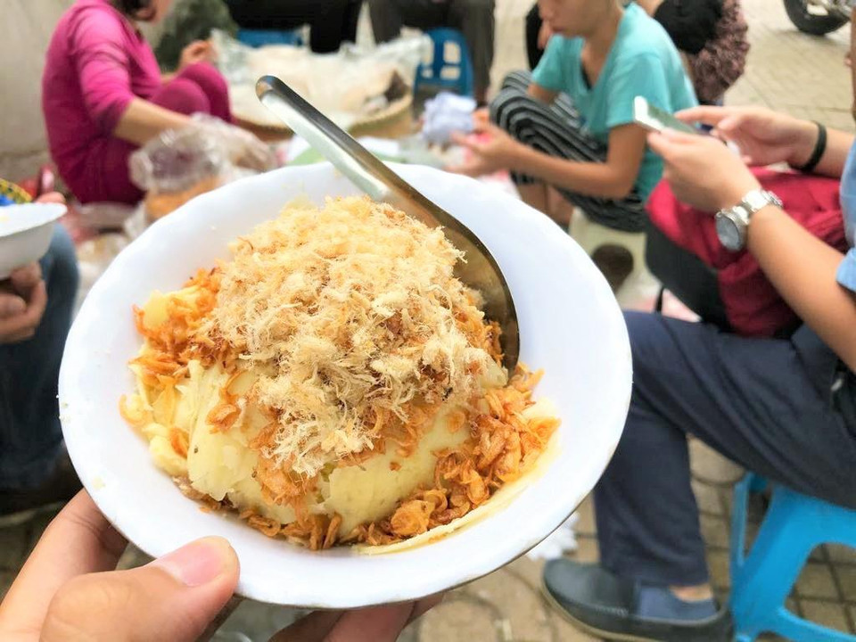 Bát xôi xéo ruốc rưới nước mỡ sẽ là bữa sáng tuyệt vời cho ngày thu se lạnh. (Ảnh: Minh Hiếu/Vietnam+)