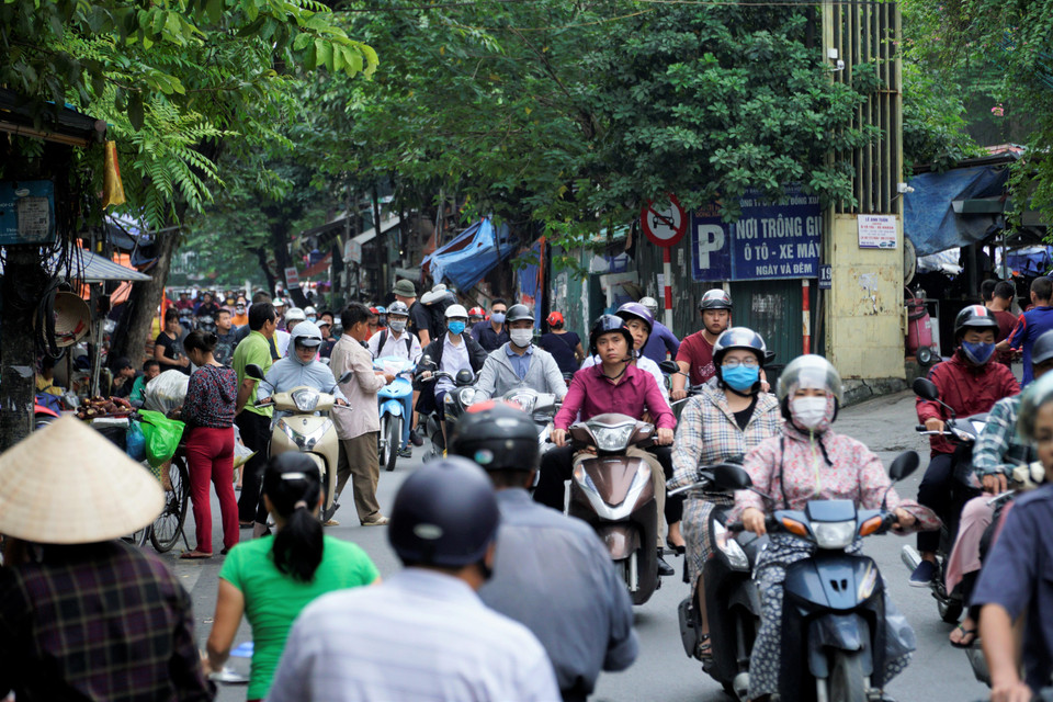 Những người tham gia giao thông bằng xe máy sẽ cảm nhận được sự thay đổi của nhiệt độ. (Ảnh: Minh Hiếu/Vietnam+)
