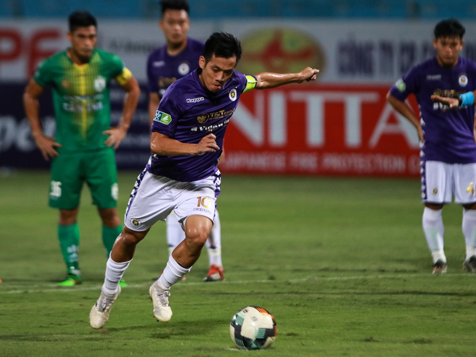 Chỉ 3 phút sau, Văn Quyết nâng tỷ số lên 2-0 trên chấm phạt đền. (Ảnh: Hiển Nguyễn/Vietnam+)