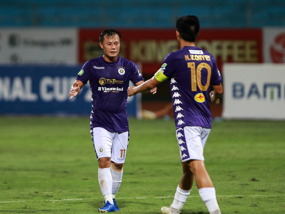 Sau đó, đội trưởng Hà Nội FC tiếp tục ghi thêm 1 bàn thắng nữa, nâng tỷ số lên 4-0 trước khi hiệp một khép lại. (Ảnh: Hiển Nguyễn/Vietnam+)