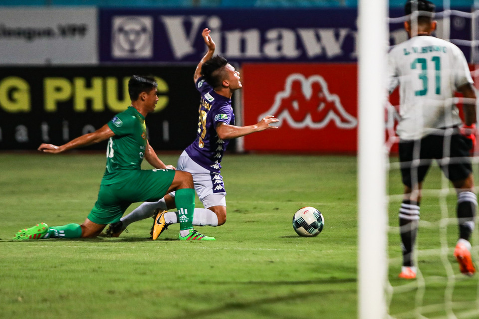 Trước đó, Quang Hải bị phạm lỗi trong vòng cấm. (Ảnh: Hiển Nguyễn/Vietnam+)