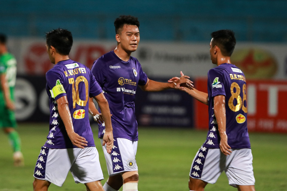 Ngay phút thứ 9, Thành Chung đã mở tỷ số cho đội chủ sân Hàng Đẫy khi được xếp đá chính ở vị trí tiền đạo. (Ảnh: Hiển Nguyễn/Vietnam+)