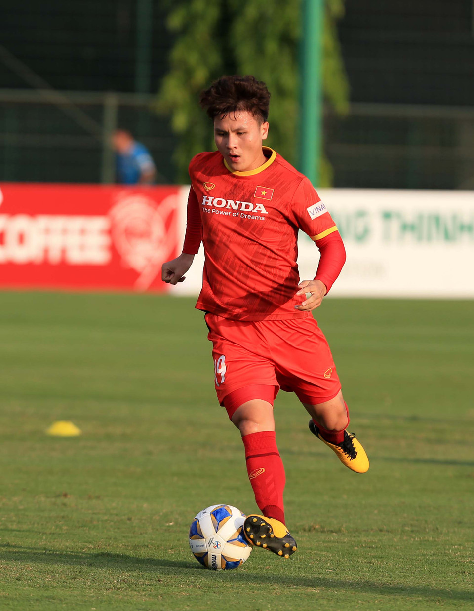 Bởi thế, không khí tập luyện của toàn đội trở nên khẩn trương hơn với sự tập trung cao độ của từng cầu thủ. (Ảnh: VFF)