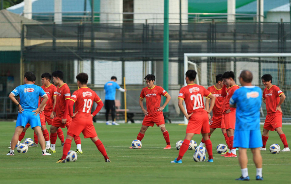 Chiều nay (16/8), đội tuyển Việt Nam tiếp tục duy trì tập luyện tại Hà Nội để chuẩn bị cho lần đầu tham dự vòng loại cuối cùng World Cup 2022. Huấn luyện viên Park Hang-seo bắt đầu gia tăng cường độ tập luyện cho toàn đội. (Ảnh: VFF)