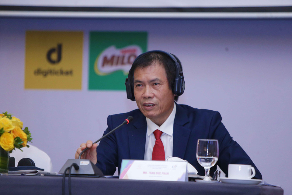 Phó tổng cục trưởng phụ trách Tổng cục Thể dục Thể thao, ông Trần Đức Phấn trao đổi với các đoàn thể thao trong khu vực. (Ảnh: PV/Vietnam+)