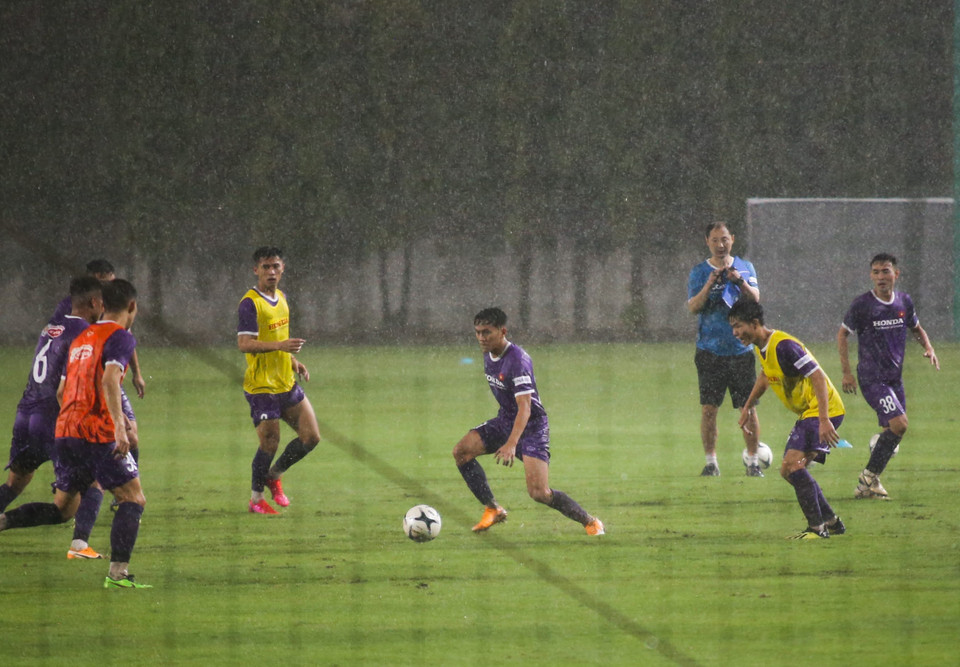 Dẫu vậy, cơn mưa nặng hạt kèm sấm sét không thể làm khó các cầu thủ. (Ảnh: PV/Vietnam+)
