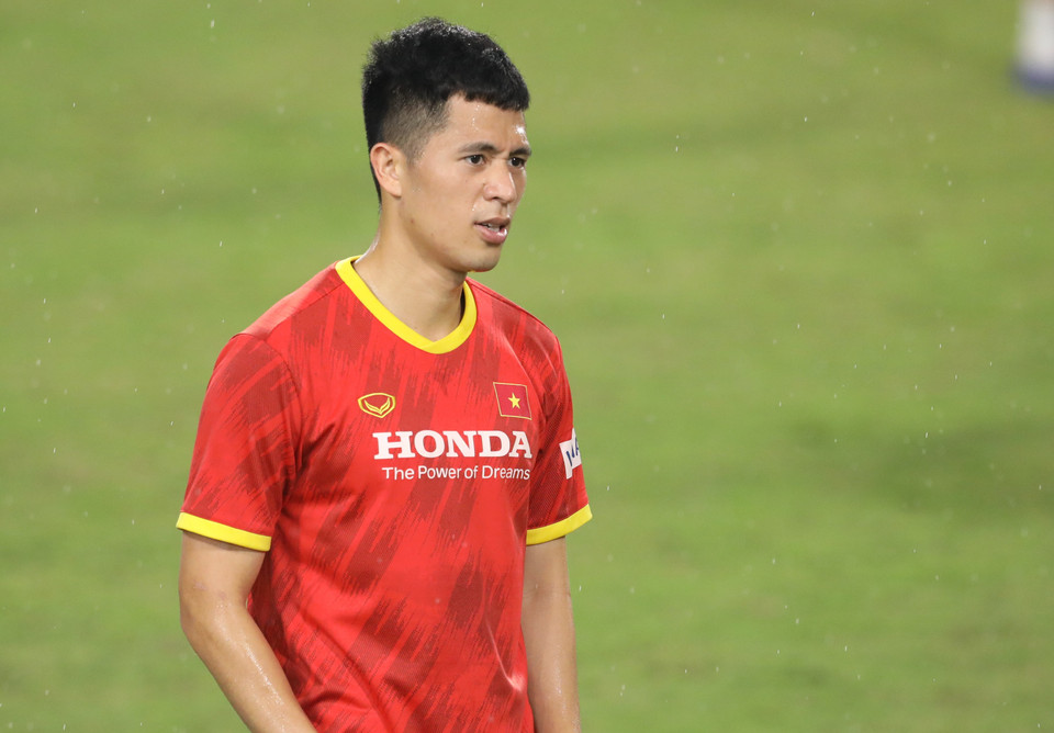 Dưới thời huấn luyện viên Park Hang-seo, hàng thủ luôn là nền tảng trong lối chơi. Bởi vậy, ông dành sự quan tâm cho những hậu vệ là điều dễ hiểu, đặc biệt trong bối cảnh đội tuyển Việt Nam đang có nhiều thay đổi. Văn Thanh nhiều khả năng trở lại thay vị trí của Trọng Hoàng, còn Đình Trọng cũng được tin dùng sau khi bình phục chấn thương. (Ảnh: PV/Vietnam+)