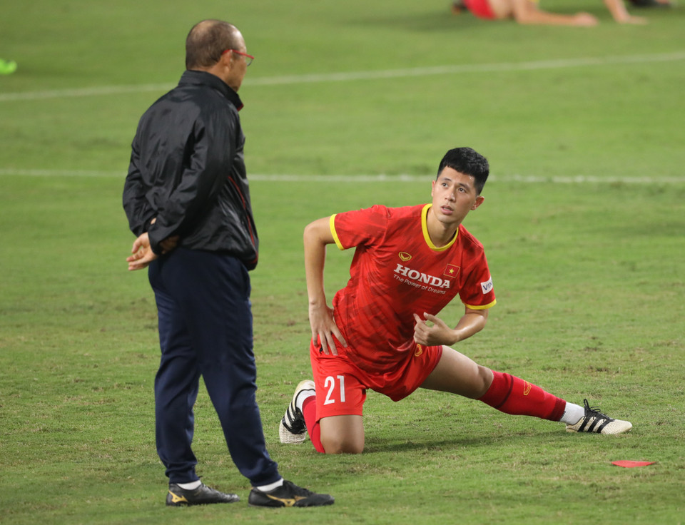 HLV Park dành sự quan tâm tới những cầu thủ ở hàng phòng ngự của đội tuyển Việt Nam. Ông nhắc nhở riêng hồi lâu với Đình Trọng. (Ảnh: PV/Vietnam+)