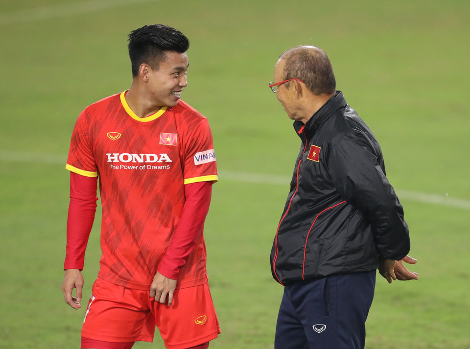 Ông Park cũng dành sự quan tâm cho Văn Thanh. (Ảnh: PV/Vietnam+)