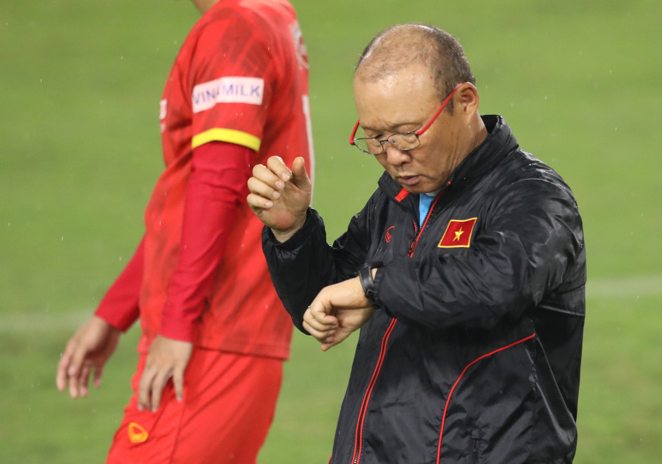 Ở buổi tập này, huấn luyện viên Park Hang-seo như thường lệ chỉ cho báo chí tác nghiệp 25 phút đầu buổi tập ở bài khởi động. Sau đó, đội tuyển Việt Nam tập kín phần chuyên môn. (Ảnh: PV/Vietnam+)