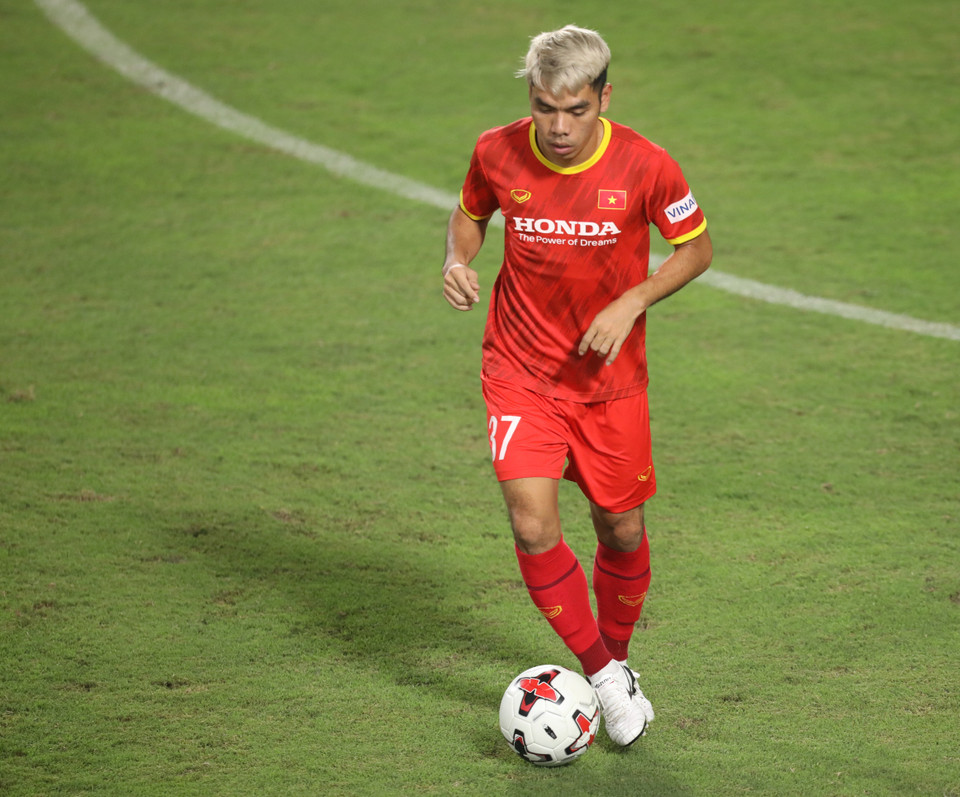 Giống với đội U22 tập ở phần sân bên cạnh, đội tuyển Việt Nam phải rèn luyện dưới cơn mưa lớn ở phần sau của buổi tập chiều 11/5. (Ảnh: PV/Vietnam+)