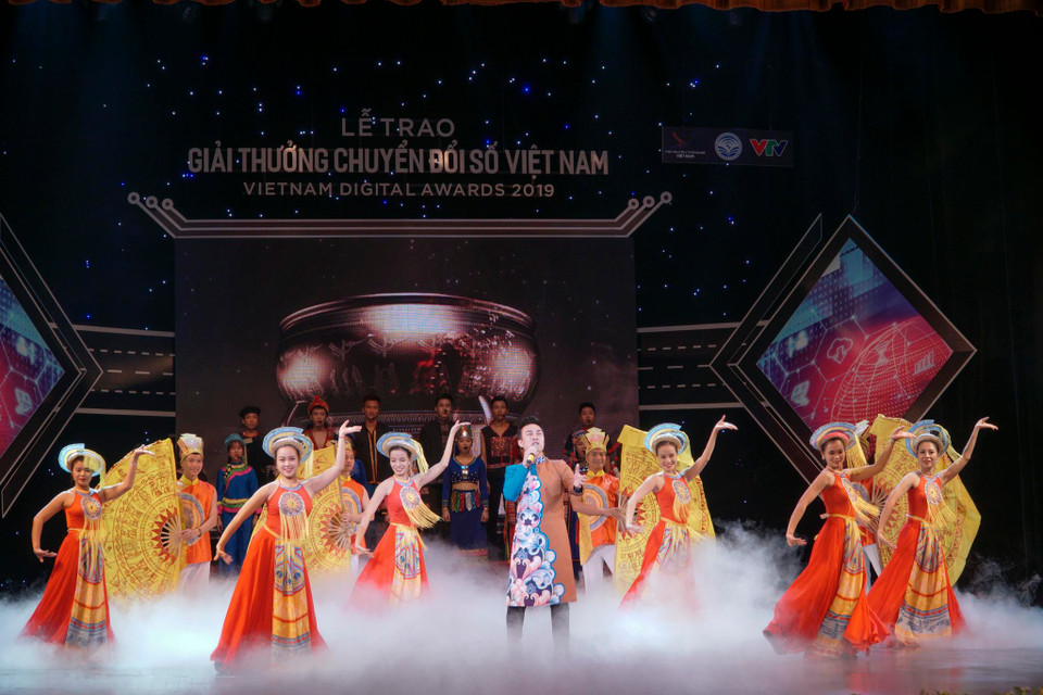 Sự kiện mở màn bằng tiết mục Lời ru Âu Lạc, do Tốp ca nam nữ và múa Trường ĐH Nghệ thuật Quân đội biểu diễn. (Ảnh: Minh Hiếu/Vietnam+)