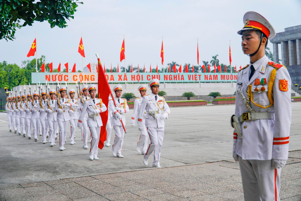 6 giờ sáng mỗi ngày, các chiến sỹ thuộc đoàn 275 (Bộ Tư lệnh bảo vệ lăng) đều thực hiện Nghi lễ thượng cờ tại Quảng trường Ba Đình lịch sử nhưng không khí của ngày hôm nay - 2/9 - đặc biệt hơn mọi ngày. (Ảnh: Minh Hiếu/Vietnam+)