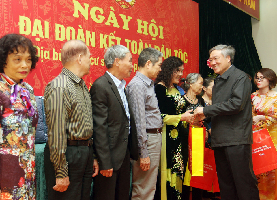 Bí thư Trung ương Đảng, Chánh án Toà án nhân dân tối cao Nguyễn Hoà Bình tặng quà cho các gia đình thuộc địa bàn khu dân cư số 6 và số 9, phường Quán Thánh, quận Ba Đình. (Ảnh: Nguyễn Dân/TTXVN)