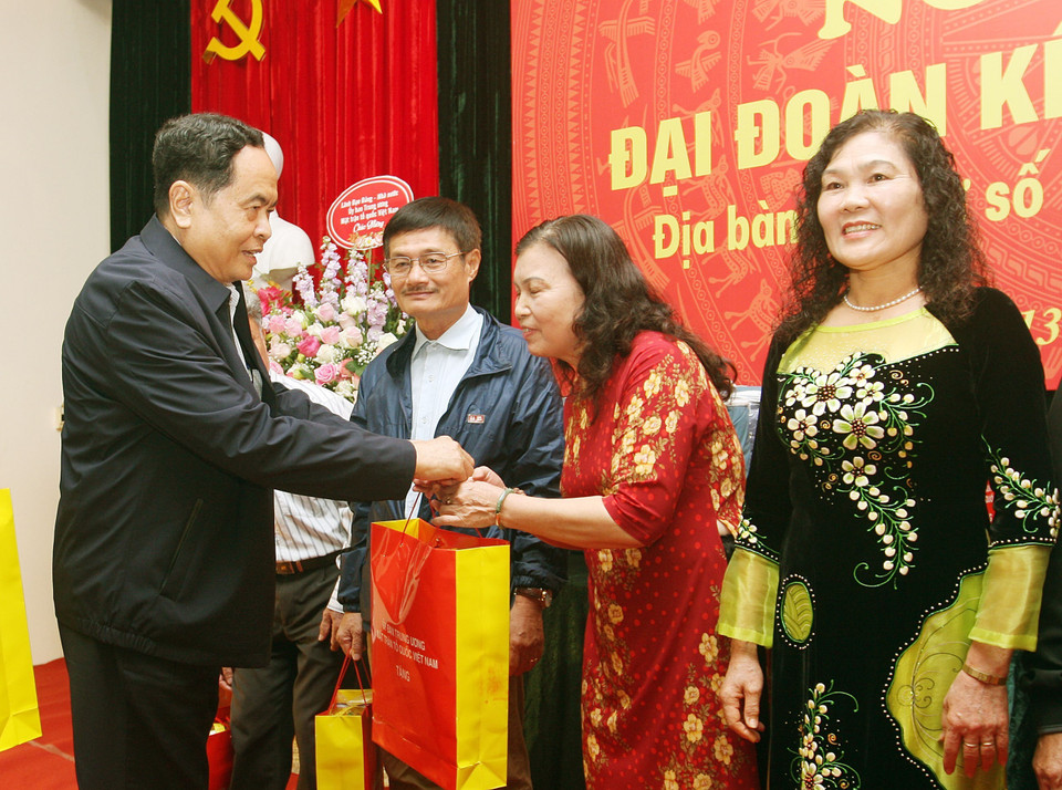 Bí thư Trung ương Đảng, Chủ tịch Uỷ ban Trung ương Mặt trận Tổ quốc Việt Nam Trần Thanh Mẫn tặng quà cho các gia đình ở địa bàn dân cư số 6 và số 9, phường Quán Thánh, quận Ba Đình. (Ảnh: Nguyễn Dân/TTXVN)