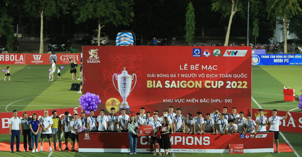 Giải tại khu vực miền Bắc (HPL) bắt đầu từ ngày 19/6 và đã khép lại vào 4/9 vừa qua tại Hà Nội với chức vô địch thuộc về đội bóng EOC. Đây là lần đầu tiên đội bóng giàu truyền thống và nổi tiếng Hà thành giành chức vô địch khu vực dù từng lên ngôi tại giải bóng 7 người vô địch toàn quốc năm 2019. (Ảnh: CTV/Vietnam+)