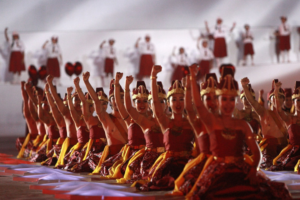 Các nghệ sỹ trình diễn tiết mục nghệ thuật đặc sắc tại lễ khai mạc Asian Para Games 2018 ở Jakarta, Indonesia ngày 6/10. (Nguồn: AFP/ TTXVN)